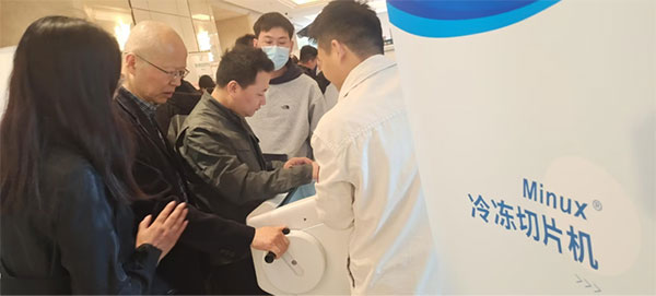 病理專家前來體驗(yàn)瑞沃德冷凍切片機(jī)