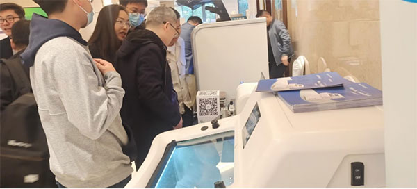 病理專家前來體驗(yàn)瑞沃德冷凍切片機(jī)