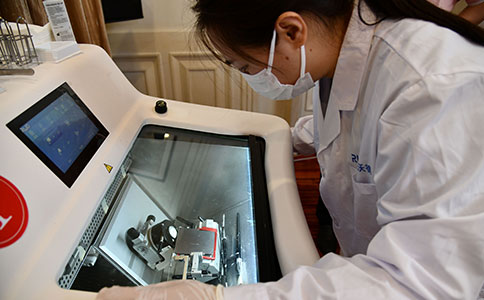 參賽選手使用瑞沃德冷凍切片機(jī)進(jìn)行比賽