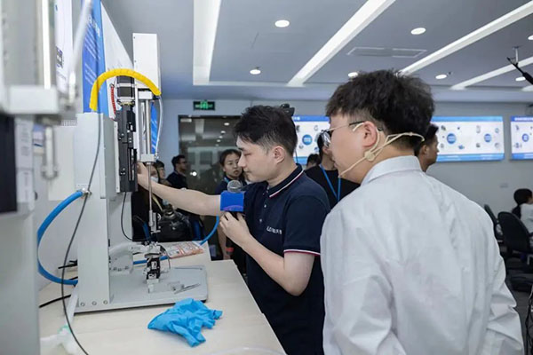 瑞沃德動(dòng)物手術(shù)與造模方案負(fù)責(zé)人打擊器實(shí)操演示