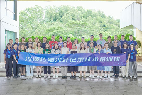 探索清醒自由活動狀態(tài)下動物行為功能的神經(jīng)編碼機(jī)制，是當(dāng)代神經(jīng)科學(xué)研究中至關(guān)重要的課題。為了更深入理解復(fù)雜神經(jīng)回路，探索神經(jīng)元活動與行為的關(guān)系成為必然選擇。2023年8月下旬，瑞沃德于總部舉辦第二、三期“光遺傳與光纖記錄技術(shù)”培訓(xùn)班。