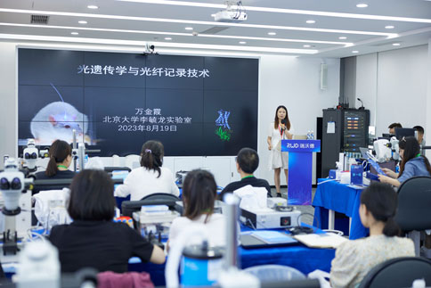 第二期培訓(xùn)班開班儀式結(jié)束后，萬金霞老師為大家?guī)怼豆膺z傳學(xué)與光纖記錄技術(shù)》主題分享。