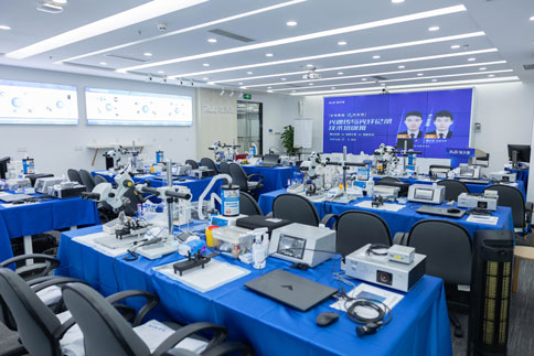 瑞沃德培訓(xùn)班采用理論加實(shí)操的模式，理論學(xué)習(xí)能夠幫助大家快速掌握相關(guān)知識，通過實(shí)操教學(xué)及練習(xí)讓大家熟悉病毒注射/光纖埋置的方法。  在“光遺傳與光纖記錄技術(shù)“兩期培訓(xùn)班中，均設(shè)有課程實(shí)操的部分，通過實(shí)操幫助大家進(jìn)一步掌握理論知識。