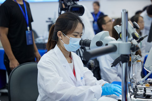 在兩期實(shí)操課程中，由萬金霞老師和羅斌老師帶來《病毒注射/光纖埋置》教學(xué)實(shí)操；瑞沃德光纖記錄產(chǎn)品經(jīng)理何歡和產(chǎn)品營銷經(jīng)理龐朝琴帶來《光纖記錄信號采集/軟件分析》教學(xué)實(shí)操；瑞沃德動物神經(jīng)信號研究方案負(fù)責(zé)人楊靜帶來《微電極拉制儀使用介紹》；瑞沃德腦立體定位儀產(chǎn)品經(jīng)理蔡曉文帶來《全自動腦立體定位儀使用介紹》等一系列詳細(xì)的專題講解。