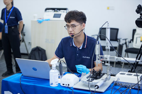 在兩期實(shí)操課程中，由萬金霞老師和羅斌老師帶來《病毒注射/光纖埋置》教學(xué)實(shí)操；瑞沃德光纖記錄產(chǎn)品經(jīng)理何歡和產(chǎn)品營銷經(jīng)理龐朝琴帶來《光纖記錄信號采集/軟件分析》教學(xué)實(shí)操；瑞沃德動物神經(jīng)信號研究方案負(fù)責(zé)人楊靜帶來《微電極拉制儀使用介紹》；瑞沃德腦立體定位儀產(chǎn)品經(jīng)理蔡曉文帶來《全自動腦立體定位儀使用介紹》等一系列詳細(xì)的專題講解。