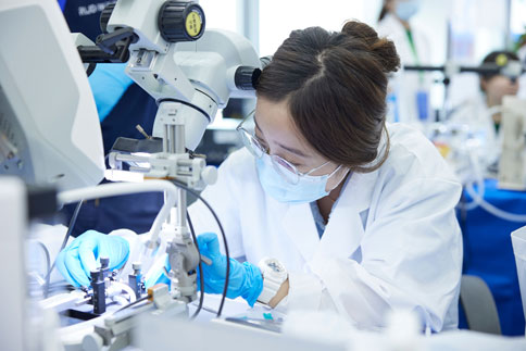 在經(jīng)過一輪操作演示后，學(xué)員以小組為單位進(jìn)行輪流實(shí)操練習(xí)。