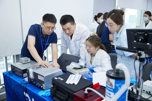 在經(jīng)過一輪操作演示后，學(xué)員以小組為單位進(jìn)行輪流實(shí)操練習(xí)。